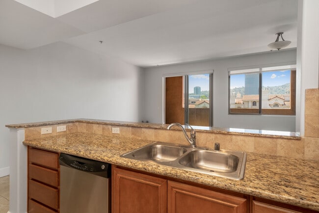Villa Del Rey Apartments in Toluca Lake, CA - Foto de edificio - Building Photo