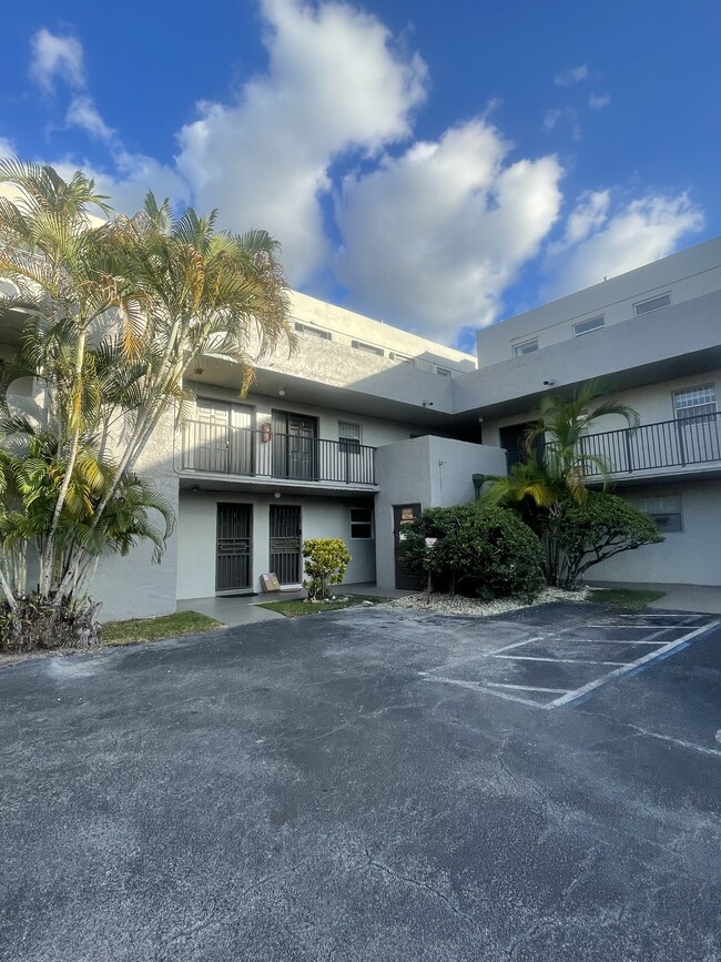 120 NW 87th Ave, Unit Park East in Miami, FL - Building Photo - Building Photo