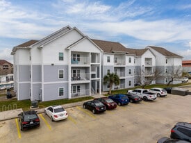 Campus Quarters in Corpus Christi, TX - Building Photo