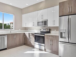 644 NE 12th Ave in Fort Lauderdale, FL - Building Photo - Building Photo