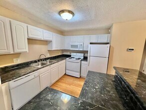 1897 Chaucer Dr in Cincinnati, OH - Building Photo - Building Photo