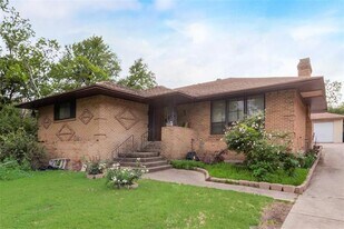 821 N Hampton Rd in Dallas, TX - Building Photo