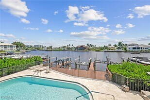 10562 Gulf Shore Dr in Naples, FL - Building Photo