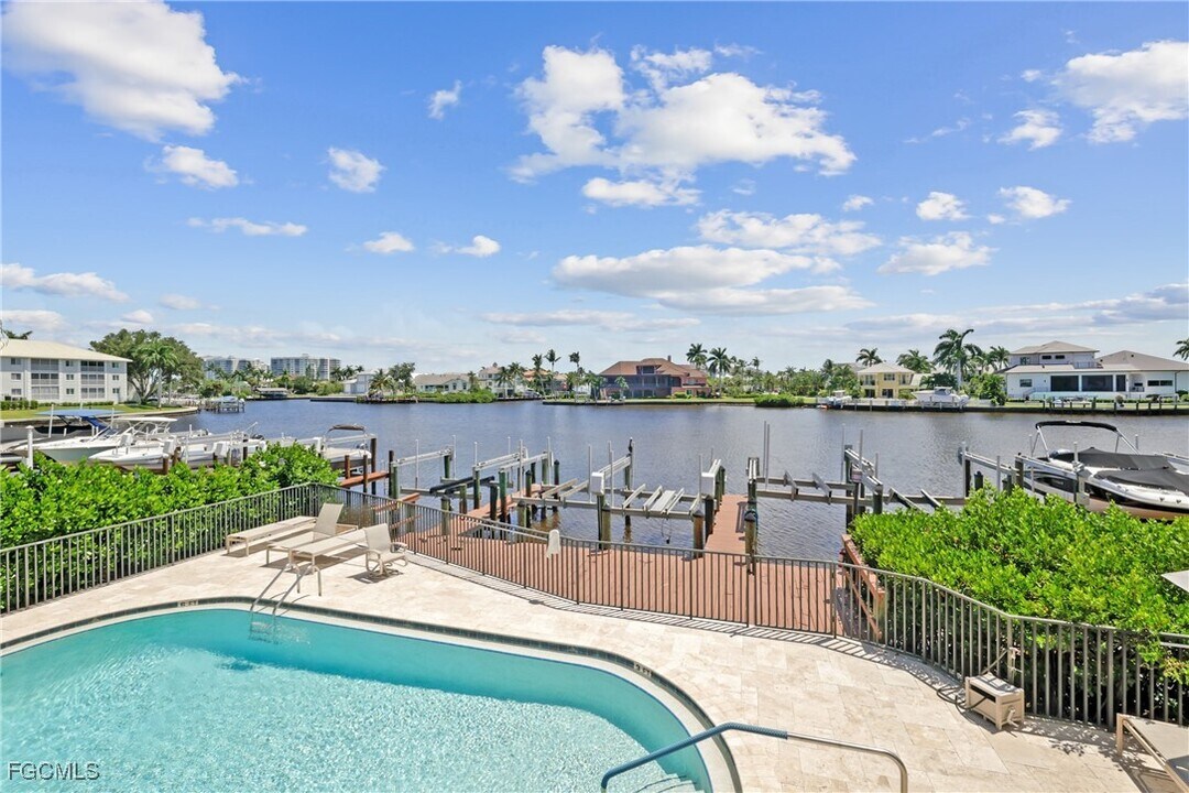 10562 Gulf Shore Dr in Naples, FL - Building Photo