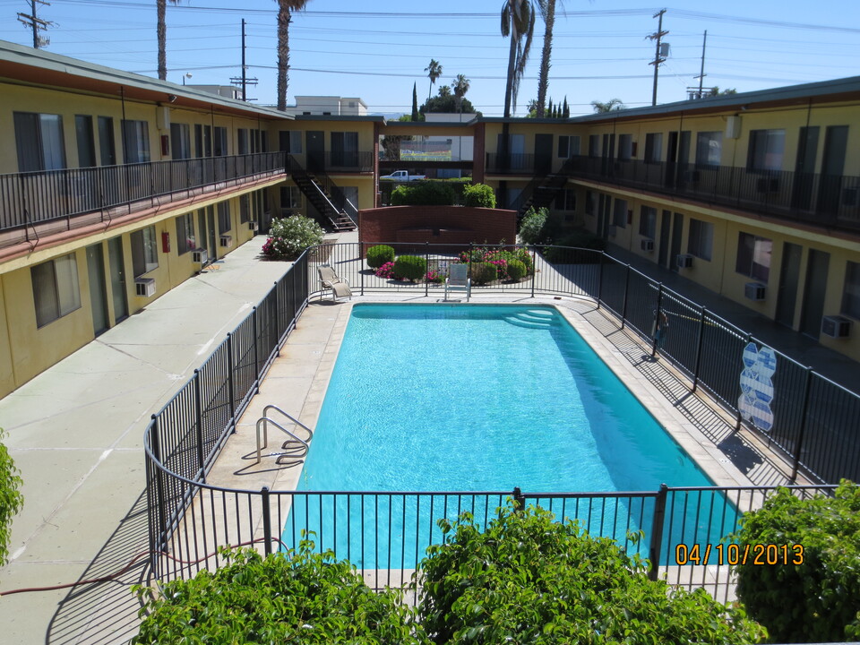 Sepulveda Apartments in Van Nuys, CA - Building Photo