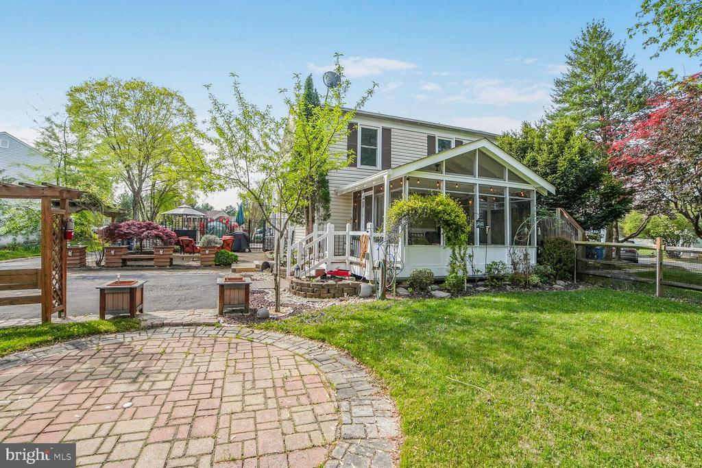 27 Triple Crown Ct in North Potomac, MD - Building Photo