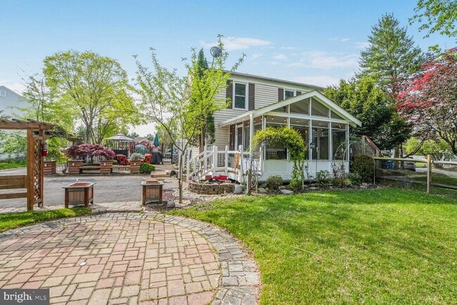 property at 27 Triple Crown Ct