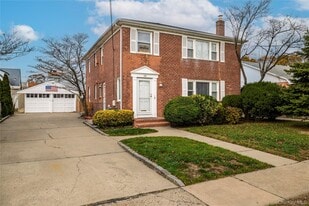 60 Chestnut St in Rockville Centre, NY - Building Photo