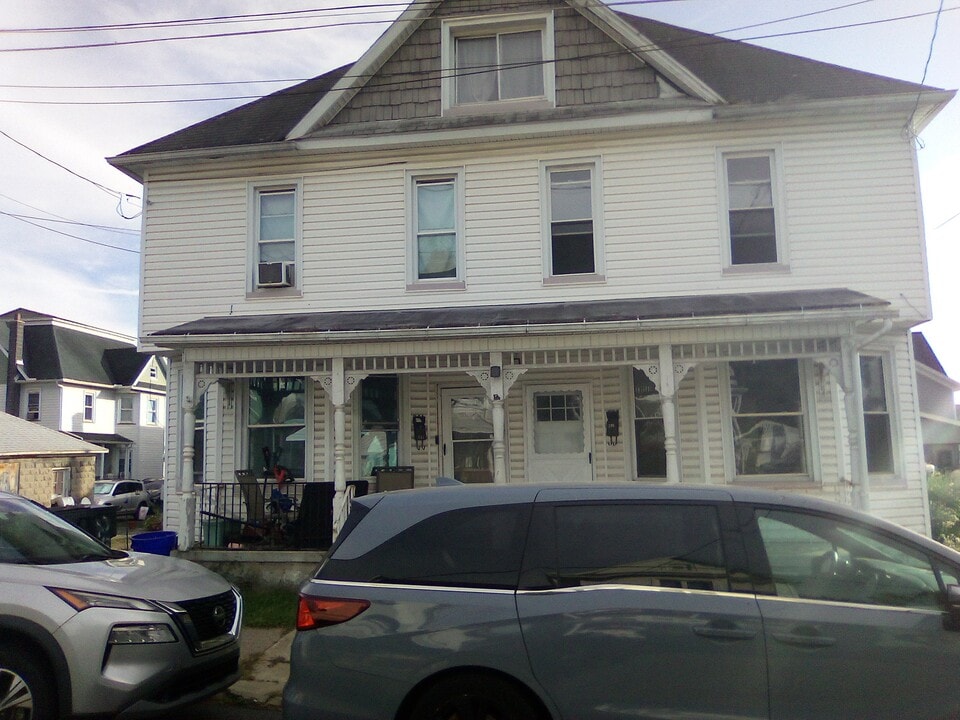 132 Butler St in Pittston, PA - Building Photo