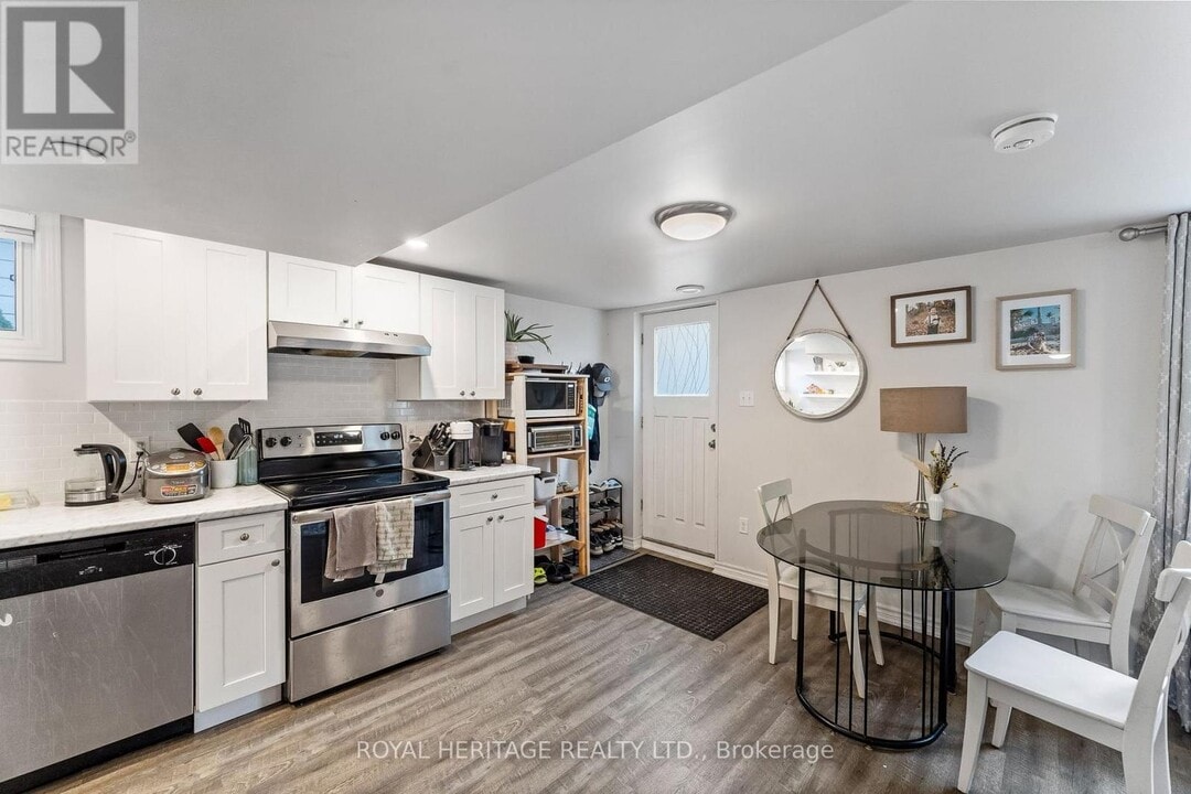 1621 Cherryhill Rd in Peterborough, ON - Building Photo