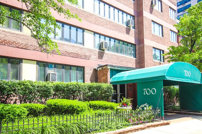 property at 700 W Bittersweet Pl
