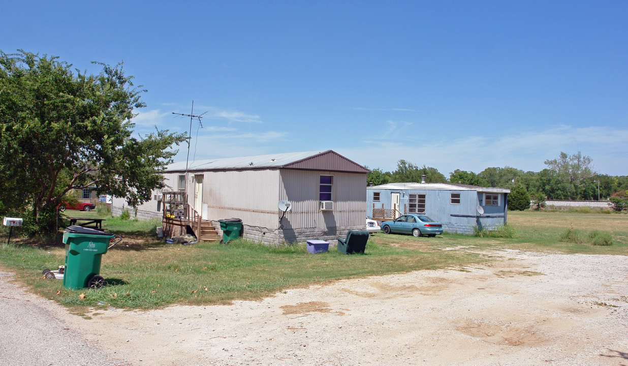 303 Oakwood St & Park Rd in Chico, TX - Building Photo