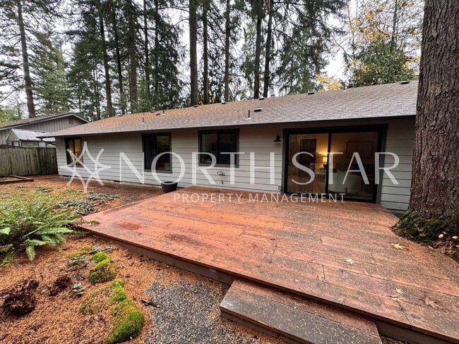 17401 Hill Way in Lake Oswego, OR - Foto de edificio - Building Photo