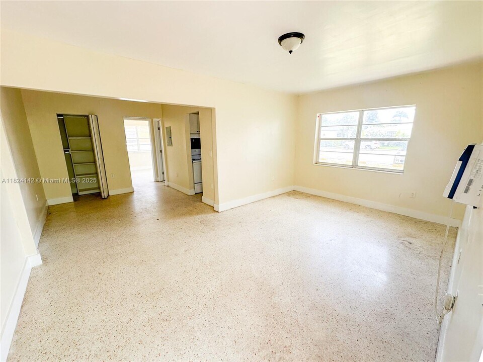 2130 Bay Dr in Miami Beach, FL - Building Photo