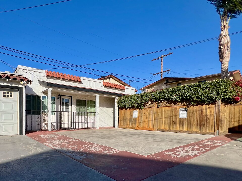 451 W Maple St, Unit A in Glendale, CA - Building Photo