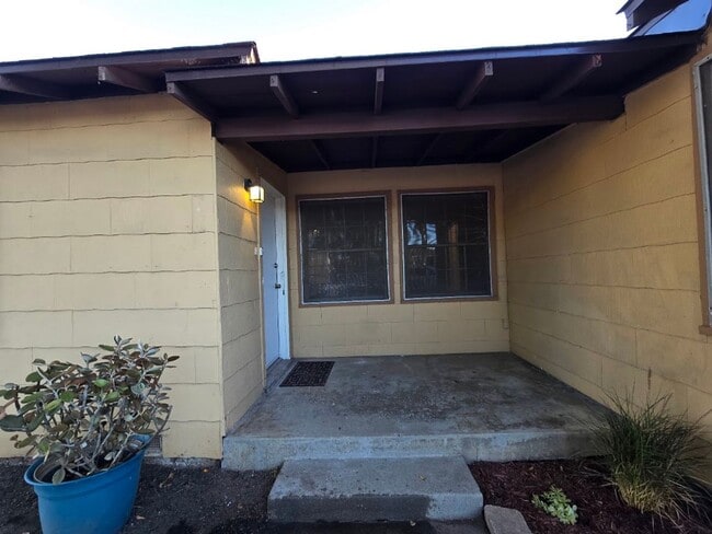 135 Terracina Way in Vista, CA - Building Photo - Building Photo