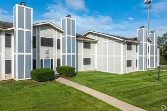 Whitehall Apartments in Topeka, KS - Building Photo - Building Photo