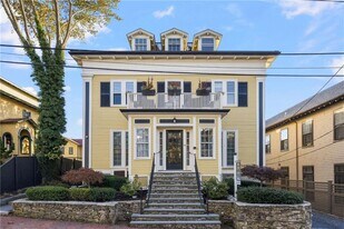 75 Pelham St in Newport, RI - Building Photo