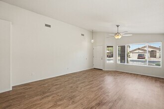 8621 W Shaw Butte Dr in Peoria, AZ - Building Photo - Building Photo