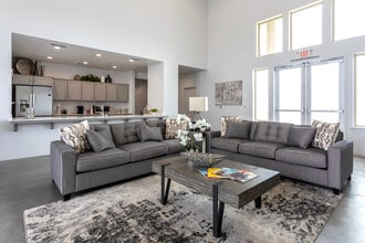 Dante Apartments in Fresno, CA - Building Photo - Interior Photo