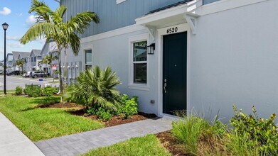 4520 Longwood Lk Sq, Unit 28 in Loxahatchee Groves, FL - Building Photo - Building Photo