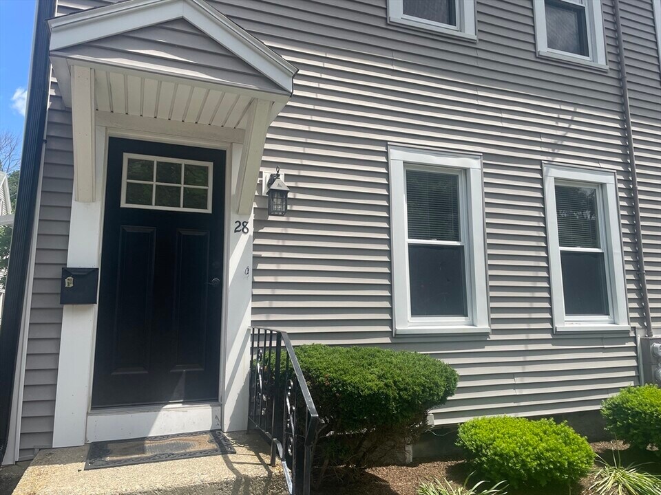 28 Hall Pl in Quincy, MA - Building Photo