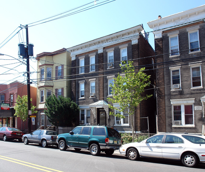 327 61st St in West New York, NJ - Building Photo