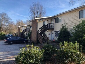 136 W Cambridge Ave in Greenwood, SC - Foto de edificio - Building Photo