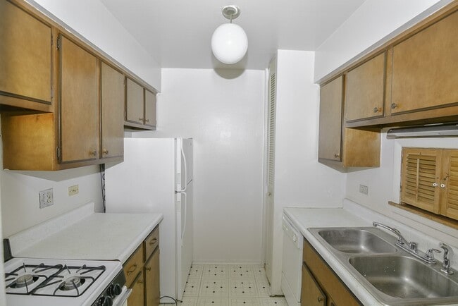 665 W Wrightwood, Unit 712 in Chicago, IL - Foto de edificio - Building Photo