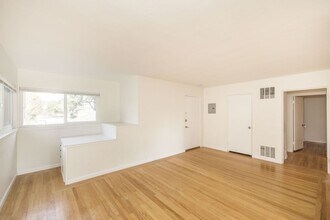 691 Roble Ave-Unit -691 Roble Ave Apt 4 in Menlo Park, CA - Foto de edificio - Building Photo