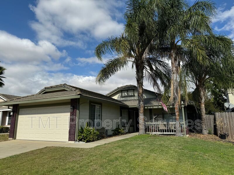 981 Vintage Oak Ave in Galt, CA - Foto de edificio