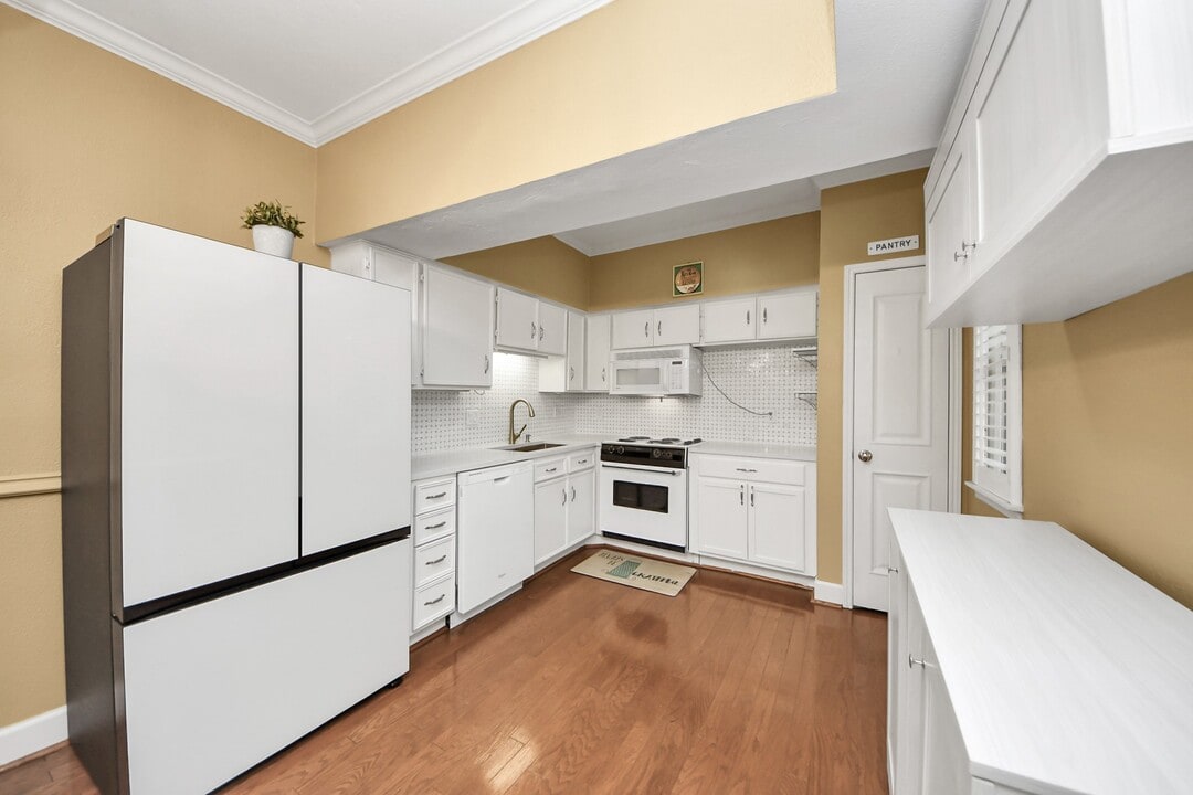 2100 Tanglewilde St in Houston, TX - Building Photo