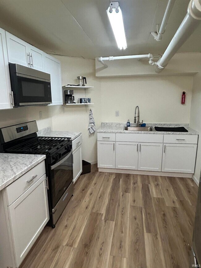 403 Lincoln Wy in South Bend, IN - Foto de edificio - Building Photo