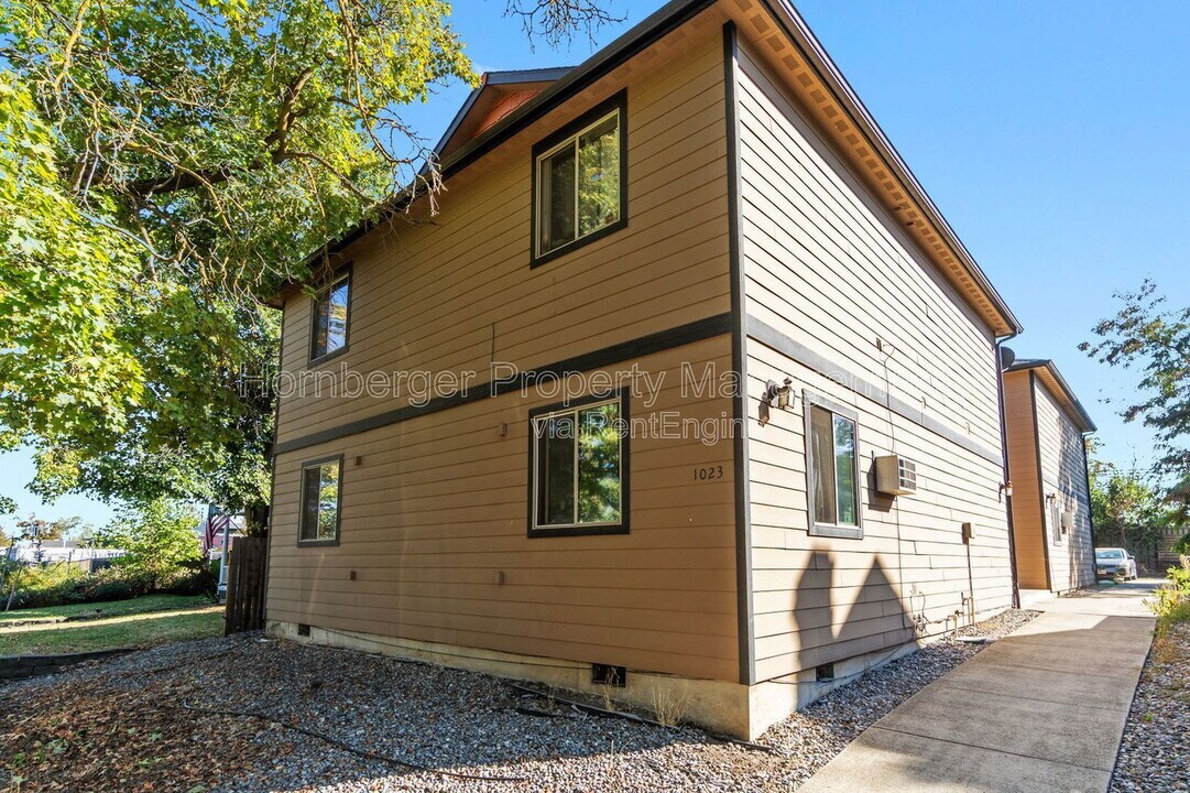 1023 W Knox Ave in Spokane, WA - Foto de edificio