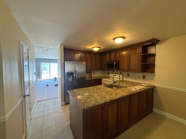 11 Chipmunk Terrace in Bethel, CT - Foto de edificio - Building Photo