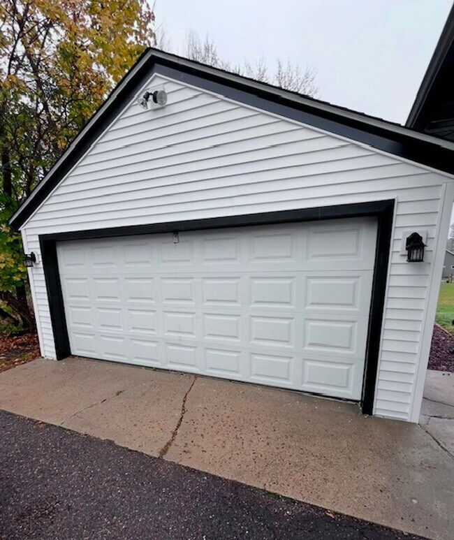 4927 Jeffers Rd in Eau Claire, WI - Building Photo - Building Photo