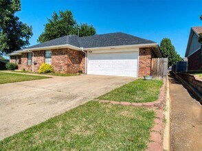 1828 Honeysuckle Ln in Midwest City, OK - Building Photo - Building Photo