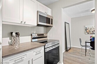 10532 Clifton Blvd-Unit -108 in Cleveland, OH - Building Photo - Building Photo