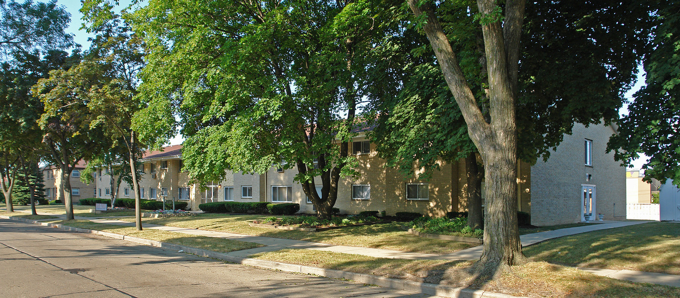 Southgate Retreat Apartments in Milwaukee, WI - Building Photo