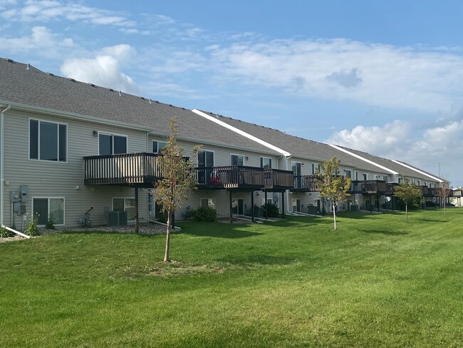 Woodside Townhomes in Minot, ND - Building Photo - Building Photo