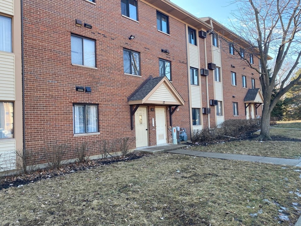 17 Parkside Ct in Vernon Hills, IL - Building Photo