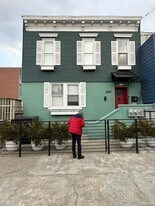 39-39 Crescent St in Queens, NY - Building Photo