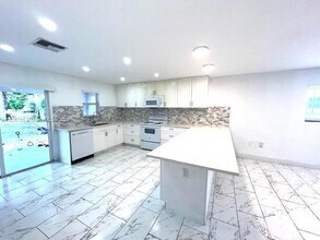 1911 NW 95th Terrace in Miami, FL - Building Photo - Building Photo
