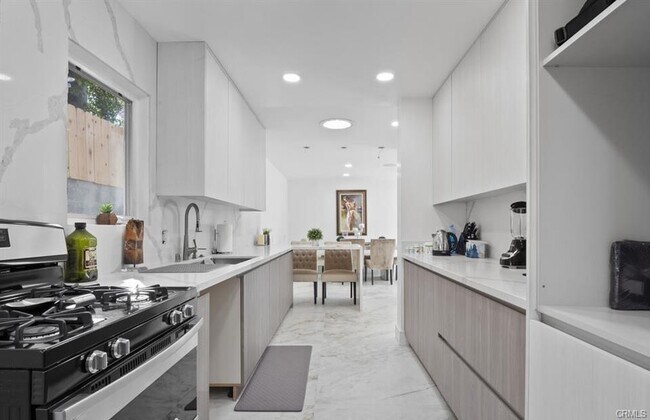 2827 Dunleer Pl in Los Angeles, CA - Building Photo - Building Photo