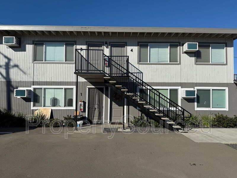 911 E H St in Lathrop, CA - Building Photo