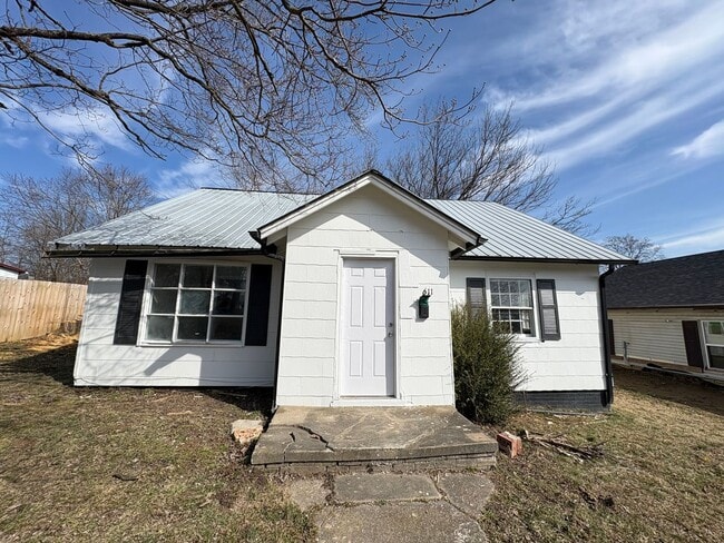 property at 611 E Main St