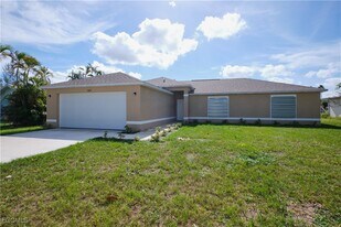 402 SE 1st Terrace in Cape Coral, FL - Building Photo