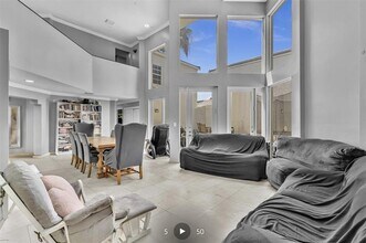 20645 NE 25th Pl in Miami, FL - Foto de edificio - Building Photo