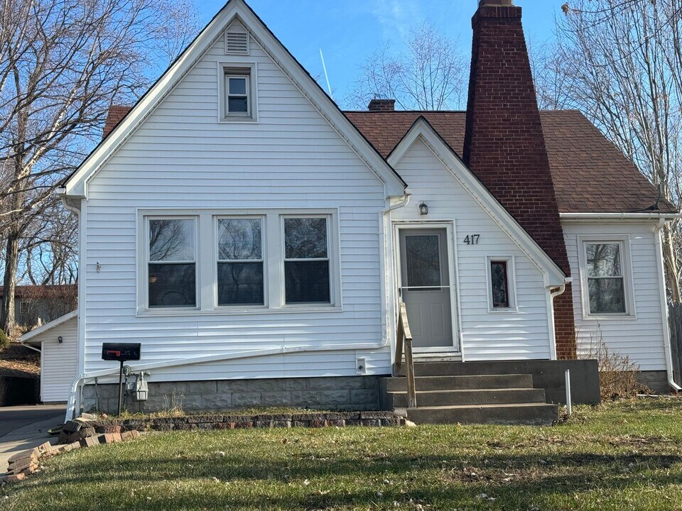 417 Waverly Rd in Davenport, IA - Foto de edificio