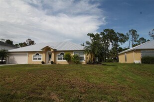 5492 Douglas Rd in North Port, FL - Building Photo